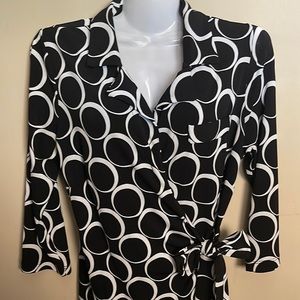 Dress AGB Bress Petite size P8. Black and white wrap around with circle pattern.
